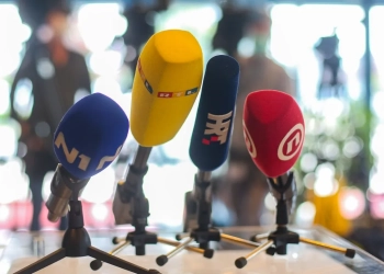 Rrjeti SafeJournalists dënon ashpër sulmet ndaj gazetarëve në Serbi