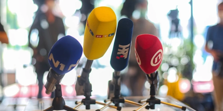 Rrjeti SafeJournalists dënon ashpër sulmet ndaj gazetarëve në Serbi