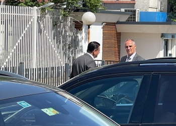 Deputeti i PDK-së Hasani bisedon me deputetin e VV-së Bahtiri: Njihem qëmoti me të