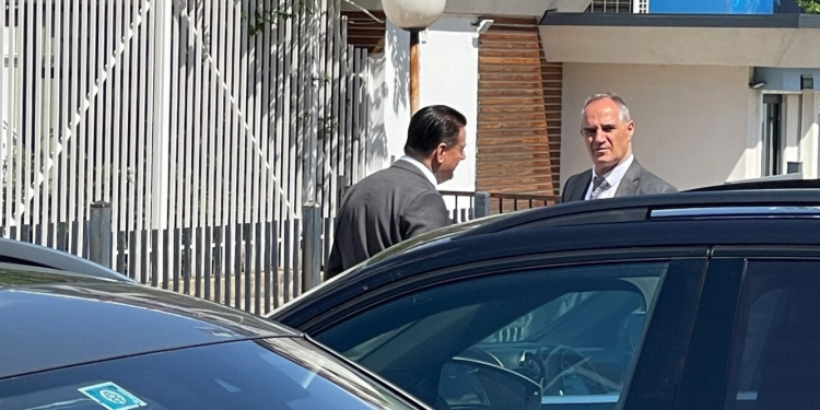 Deputeti i PDK-së Hasani bisedon me deputetin e VV-së Bahtiri: Njihem qëmoti me të