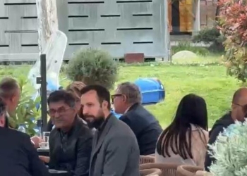 Nait Hasani i vazhdon takimet me VV’në, shihet në kafe me Arben Vitinë dhe Shqipe Selimin