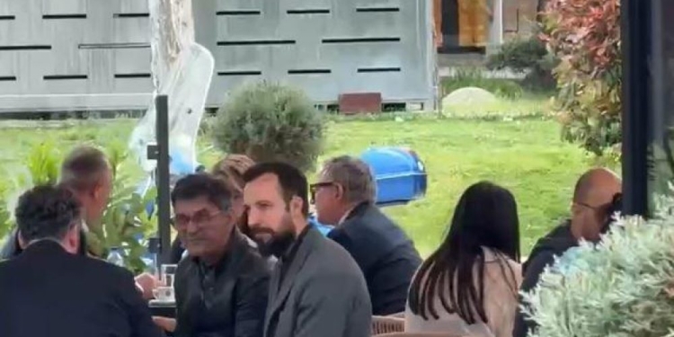 Nait Hasani i vazhdon takimet me VV’në, shihet në kafe me Arben Vitinë dhe Shqipe Selimin