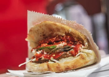“N’kohë t’Thaçit u kanë një euro”- Aktorit kosovar i kushton një hamburger 4,50 euro