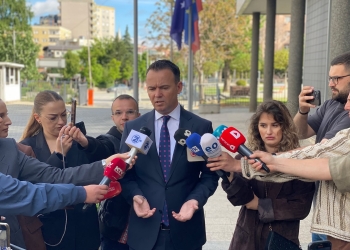 Peci flet para gazetarëve, thotë se s’i merr mediat seriozisht