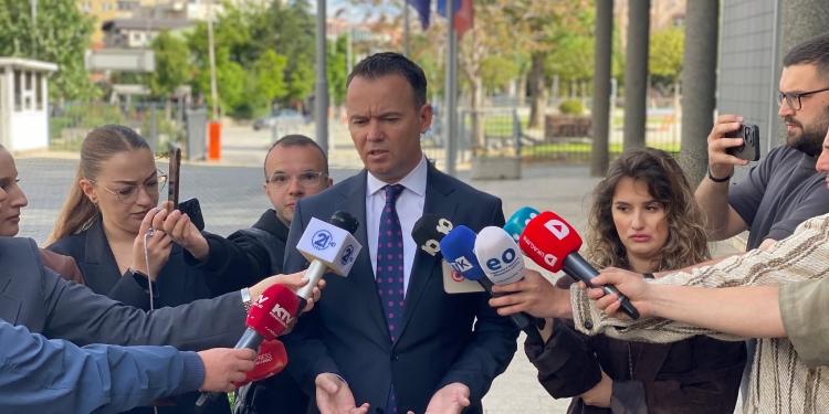 Peci flet para gazetarëve, thotë se s’i merr mediat seriozisht