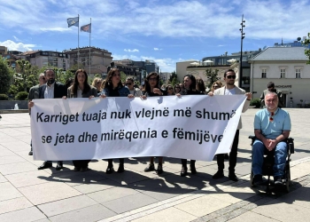 Protestë  para Kuvendit:“Karriget tuaja nuk vlejnë më shumë se jeta dhe mirëqenia e fëmijëve”