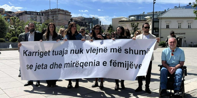 Protestë  para Kuvendit:“Karriget tuaja nuk vlejnë më shumë se jeta dhe mirëqenia e fëmijëve”