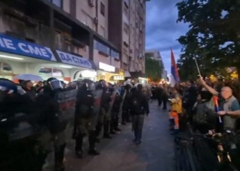 Përplasje në Novi Sad: Aktivistët e SNS sulmojnë protestuesit