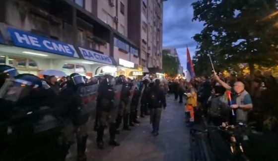 Përplasje në Novi Sad: Aktivistët e SNS sulmojnë protestuesit