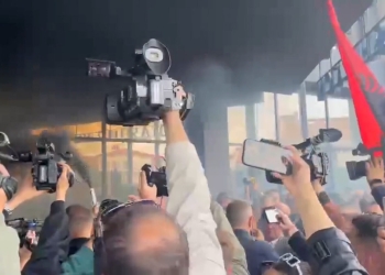 Tensionohet protesta e veteranëve të luftës, hidhet tym i zi, ndërhyn policia