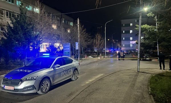 Pamje nga vendi ku dyshohet se 40-vjeçarja bëri vetëvrasje, Policia dhe Prokuroria po e hetojnë rastin