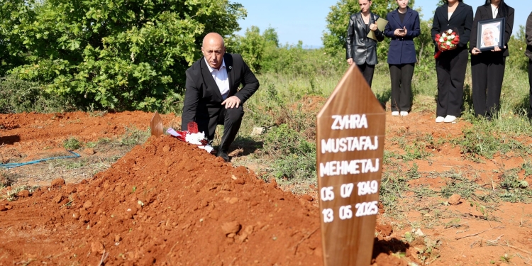 Varroset nëna e dëshmorit Agron Mehmetaj, Haradinaj: Ishte një grua fisnike shqiptare