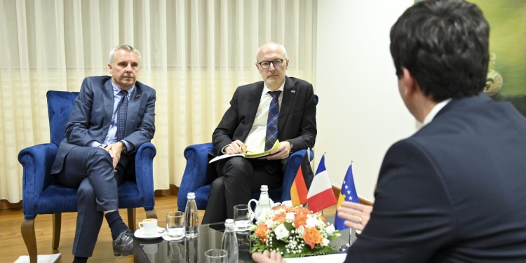Berlini pyet “pse Kosova po nënperformon?”, Parisi “i zhgënjyer”: Dy ambasadorët i çojnë porosi Kurtit për bllokadën