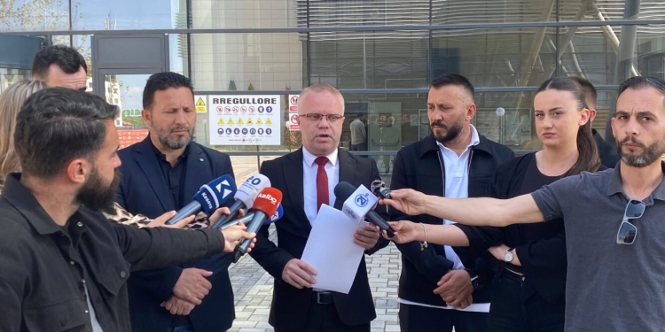 Grupi “Asnjë Cent Më Shumë” dorëzon padi kundër ZRRE-së për rritjen e tarifave të energjisë