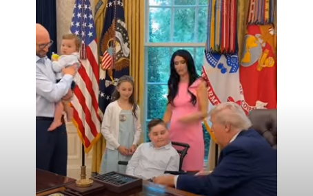 Trumpi plotëson dëshirën për djaloshin e familjes shqiptare