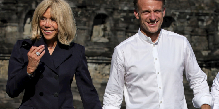 Macron dhe Brigitte rregullojnë raportet pas pamjeve që përshkuan botën