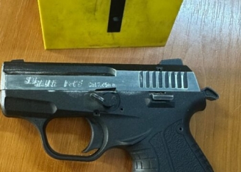 Gruaja e raporton burrin për kërcënim dhe ofendim- Policia ia konfiskon një armë atij, e liron në procedurë të rregullt