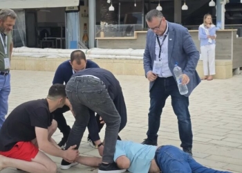 Momente paniku në Sarandë – Komisioneri i PL’së bie në tokë nga kriza epileptike