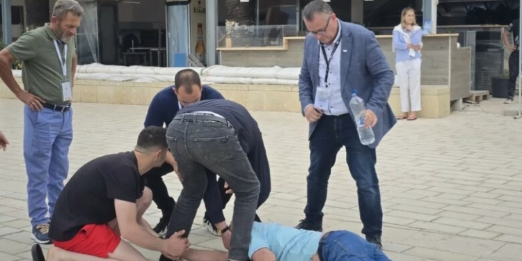 Momente paniku në Sarandë – Komisioneri i PL’së bie në tokë nga kriza epileptike