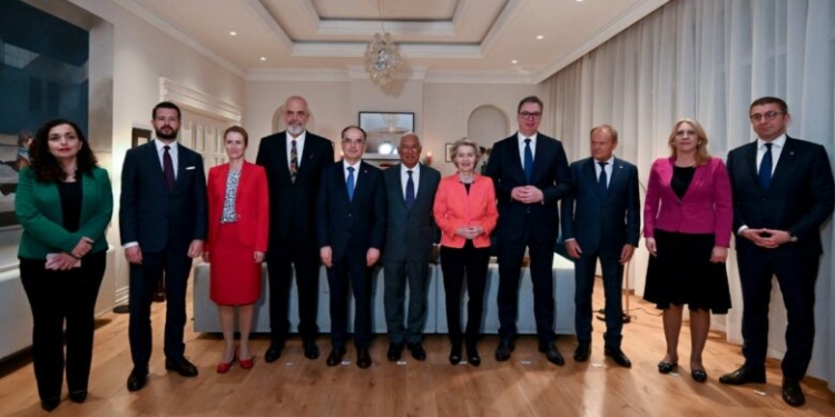 Von der Leyen publikon foton me liderët e Ballkanit Perëndimor në Tiranë, aty edhe Osmani: Ne ndajmë një kontinent