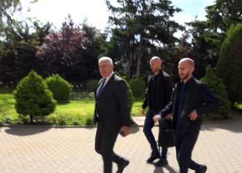 Sveçla i njofton gazetarët që sot ka seancë