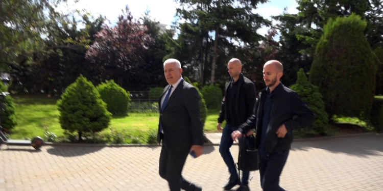 Sveçla i njofton gazetarët që sot ka seancë