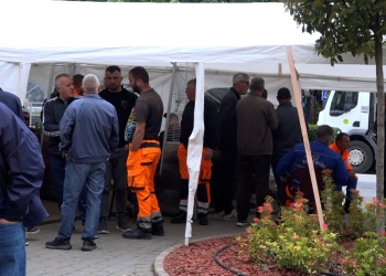 Punëtorët e “Pastrimit” vazhdojnë grevën për të shtatën ditë: S’tërhiqemi pa u plotësuar kërkesat