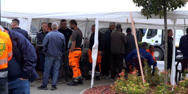 Punëtorët e “Pastrimit” vazhdojnë grevën për të shtatën ditë: S’tërhiqemi pa u plotësuar kërkesat