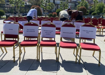 Performancë simbolike kundër bllokadës së Kuvendit: 120 rroga, 0 përgjegjësi