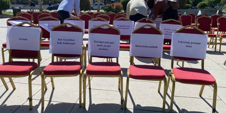 Performancë simbolike kundër bllokadës së Kuvendit: 120 rroga, 0 përgjegjësi