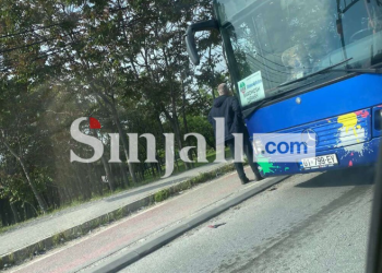 Një person mbetet i shtrirë në tokë tek stacioni i shkollës Ekonomike, ambulanca shkon në vend të ngjarjes