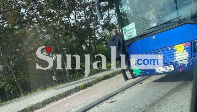 Një person mbetet i shtrirë në tokë tek stacioni i shkollës Ekonomike, ambulanca shkon në vend të ngjarjes