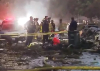 Rrëzohet aeroplani pranë një qendre banimi në SHBA, marrin flakë disa shtëpi e makina