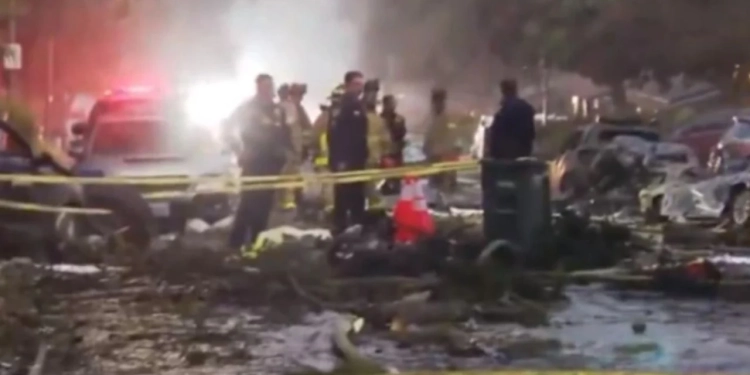 Rrëzohet aeroplani pranë një qendre banimi në SHBA, marrin flakë disa shtëpi e makina