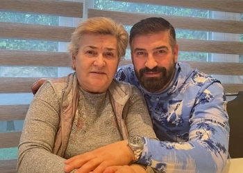 Vdes nëna e këngëtarit të njohur