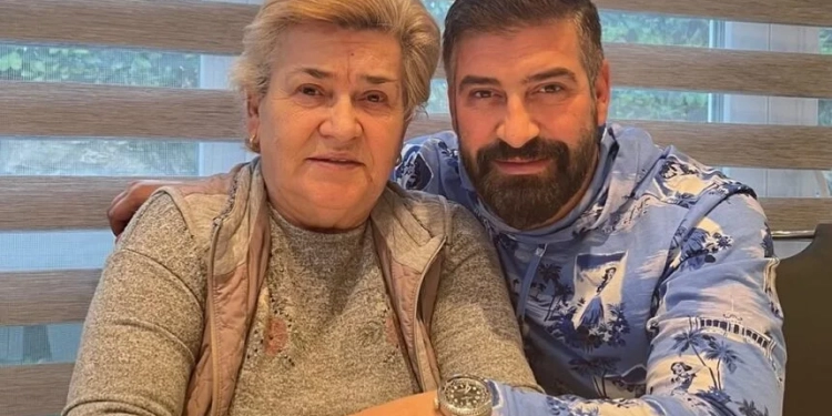 Vdes nëna e këngëtarit të njohur