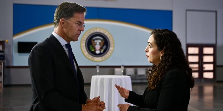 Presidentja Osmani bisedoi me sekretarin e NATO-s Rutte për gjendjen e sigurisë në Kosovë