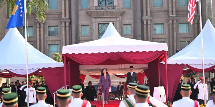 Presidentja Osmani pritet me nderime të larta shtetërore në Malajzi: “Faleminderit Kryeministër Anwar Ibrahim për mikpritjen!”