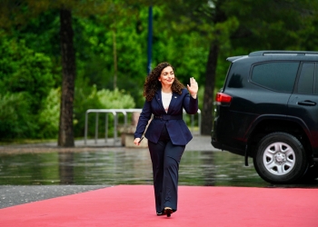 Presidentja Osmani në vizitë shtetërore në Zvicër, pritet nga presidentja Karin Keller-Sutter, organizohen edhe nderime ushtarake