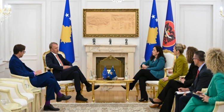 Presidentja Osmani e informon Oravin për takimin e nesërm me liderët e partive politike