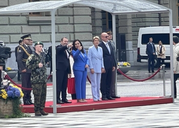 Presidentja Osmani pritet me nderime ushtarake në Zvicër