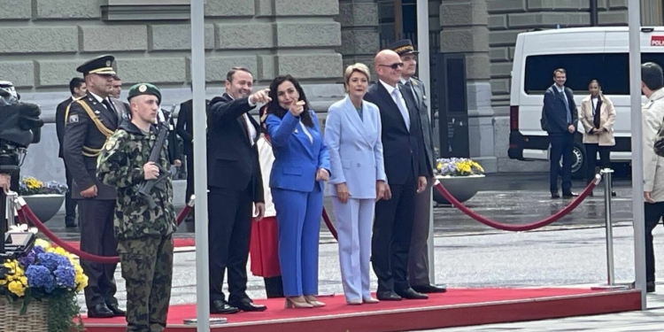 Presidentja Osmani pritet me nderime ushtarake në Zvicër