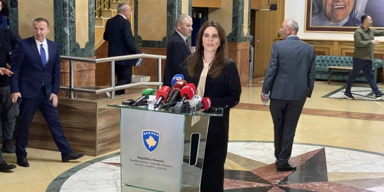 Çitaku: Bllokada e institucioneve e ka emrin e Albin Kurtit dhe Albulena Haxhiut