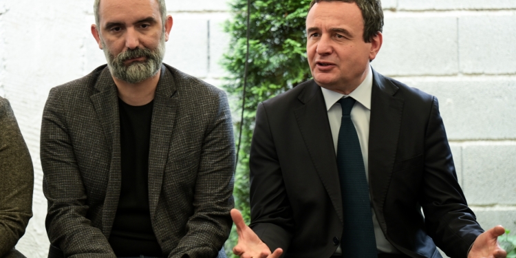 Kurti vizitoi për ngushëllime familjen e Bajram Idrizaj: Mbetet i gjallë në kujtimet tona