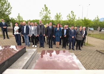 Kurti nderon komandant Drinin në 25-vjetorin e rënies: Lavdi dëshmorëve të kombit