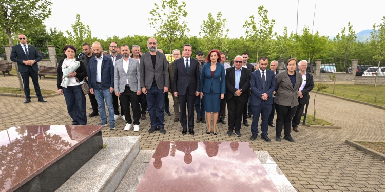 Kurti nderon komandant Drinin në 25-vjetorin e rënies: Lavdi dëshmorëve të kombit