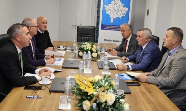 AKK denon gjuhën fyese të MAPL-së dhe paralajmëron humbjen e 15 milionë eurove nga BE