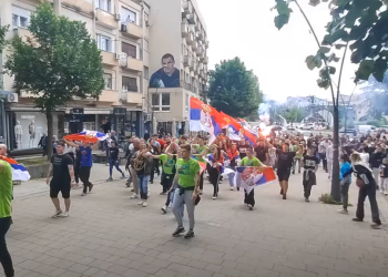 Maturantët serbë ne veri defilojnë prap me simbole dhe kënge nacionaliste