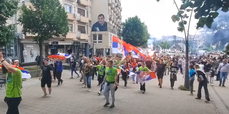Maturantët serbë ne veri defilojnë prap me simbole dhe kënge nacionaliste