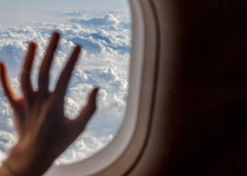 VIDEO/ Pasagjeri hapi derën emergjente të aeroplanit derisa ishte në pistë, tha se dëshironte të merrte pak ajër të pastër